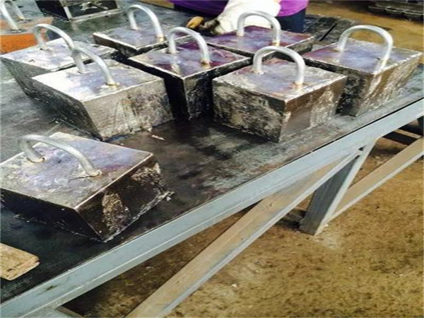 丰满浇铸异形铅件